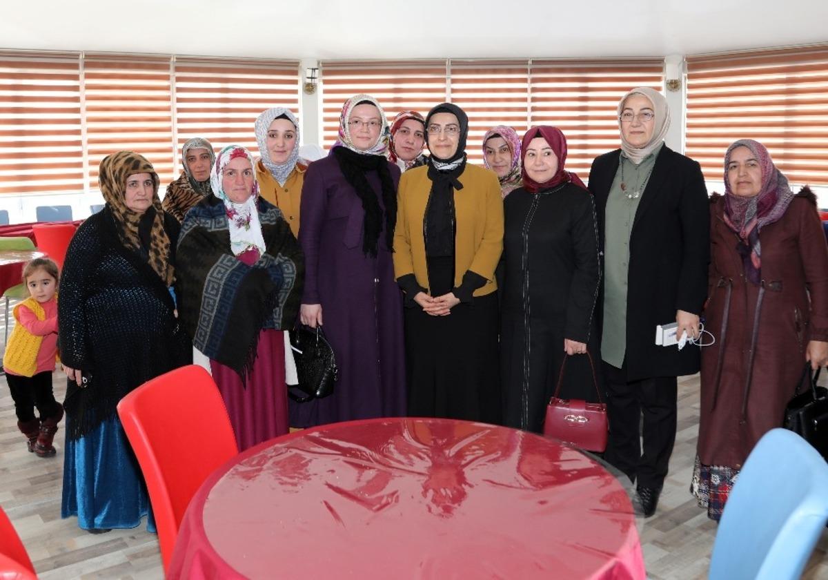 Van&rsquo;da &ldquo;G&ouml;n&uuml;lden G&ouml;n&uuml;le Dost Sohbetleri&rdquo; s&uuml;r&uuml;yor