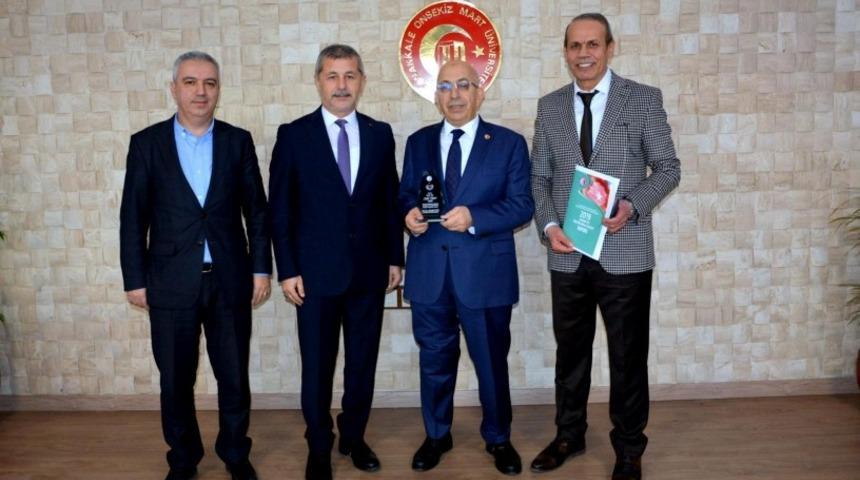 Araştırma Proje Eğitim Kooperatifinden &Ccedil;OM&Uuml; Rekt&ouml;r&uuml; Prof. Dr. Sedat Murat&rsquo;a plaket