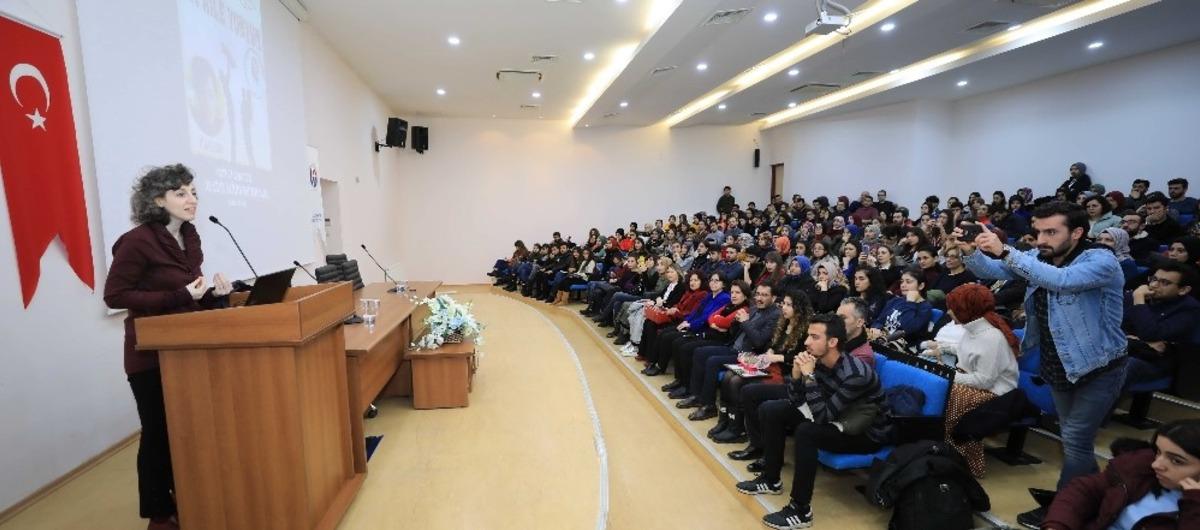 GA&Uuml;N&rsquo;de &lsquo;İyi Aile Yoktur&rsquo; konferansı