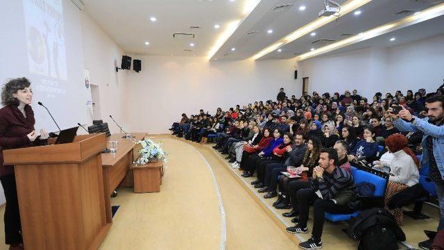 GAÜN’de ‘İyi Aile Yoktur’ konferansı