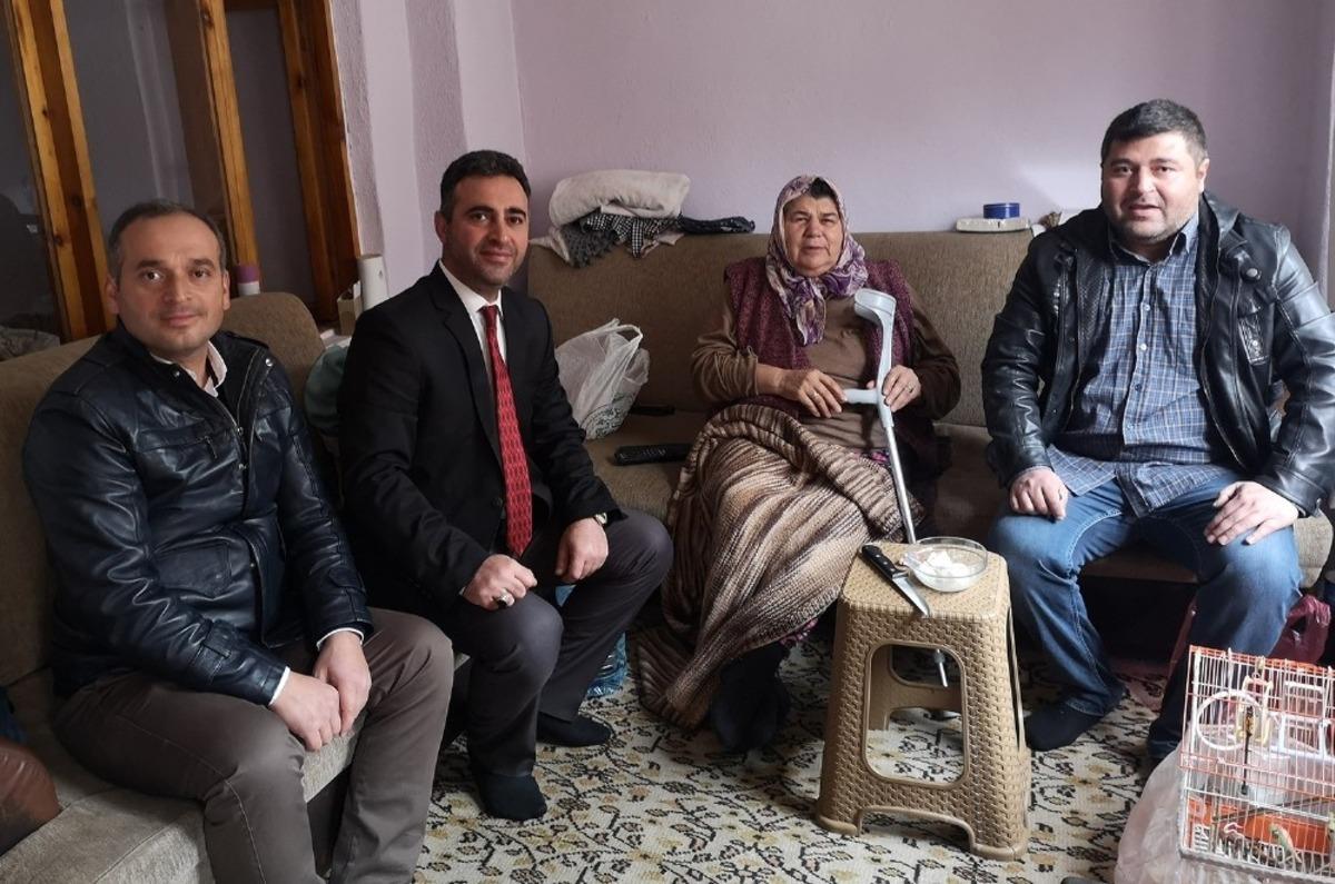 Liseli &ouml;ğrenciler bakıma muhta&ccedil; ailelerin evlerini temizledi