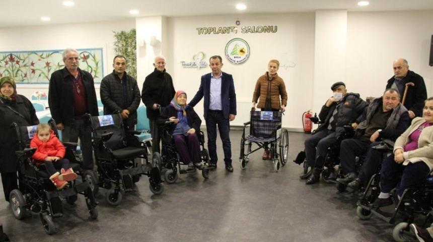 Bolu Belediyesi, ihtiyaç sahibi 10 engelli bireye akülü ve tekerlekli sandalye verdi