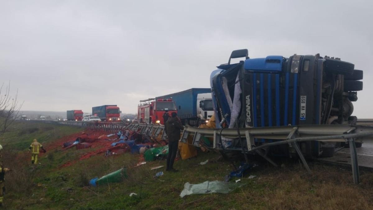 TIR devrildi, kara yolu sal&ccedil;a tarlasına d&ouml;nd&uuml;