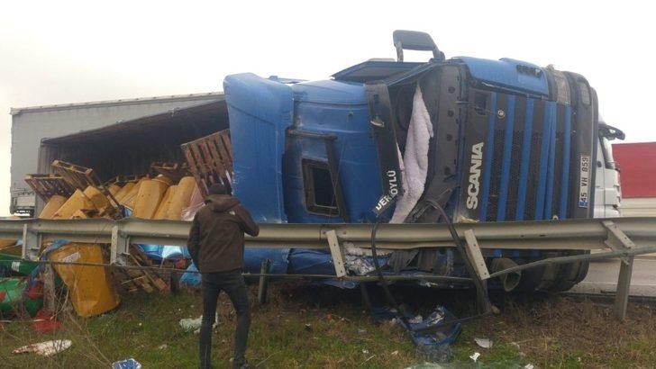 TIR devrildi, kara yolu salça tarlasına döndü G4