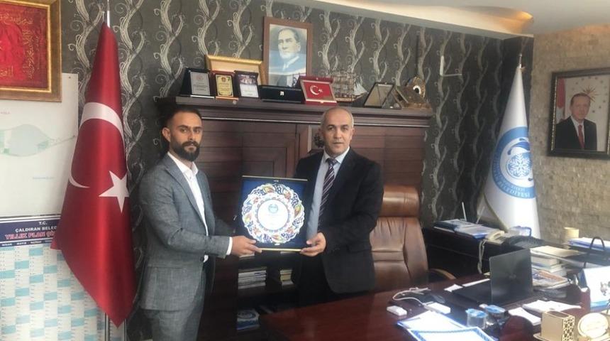 Başkan Ensari’den duyarlı ses sanatçısına plaket