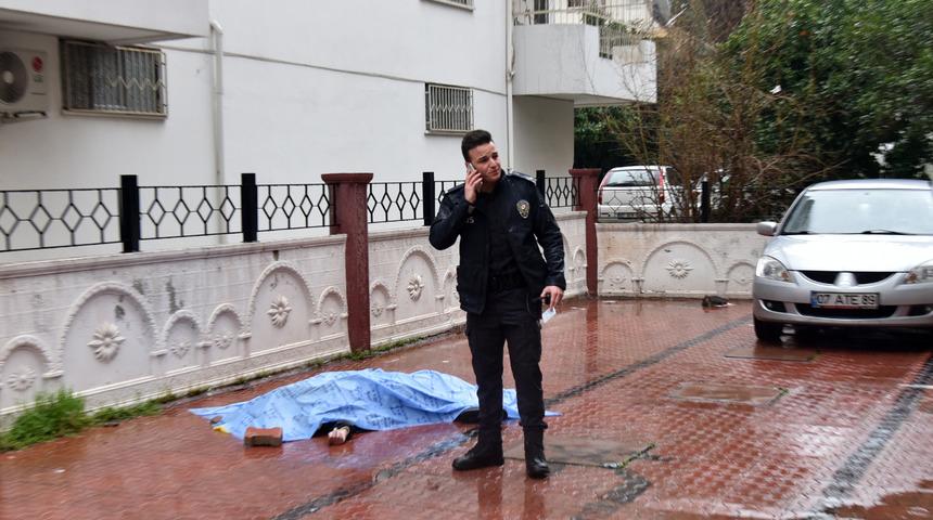 &Ccedil;atı katından atlayarak intihar etti! Annesi sinir krizi ge&ccedil;irdi