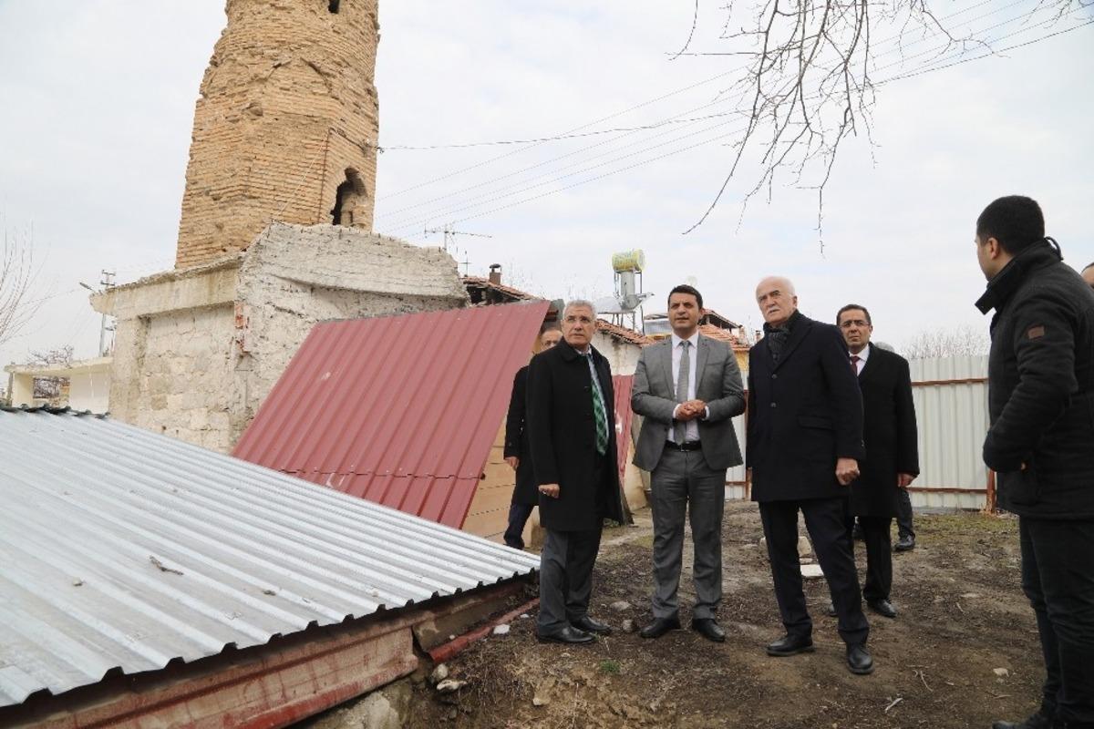 Vakıflar Genel M&uuml;d&uuml;r&uuml; Ersoy, zarar g&ouml;ren eserleri inceledi