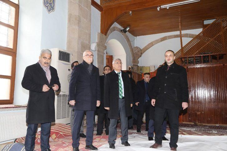 Vakıflar Genel Müdürü Ersoy, zarar gören eserleri inceledi G5