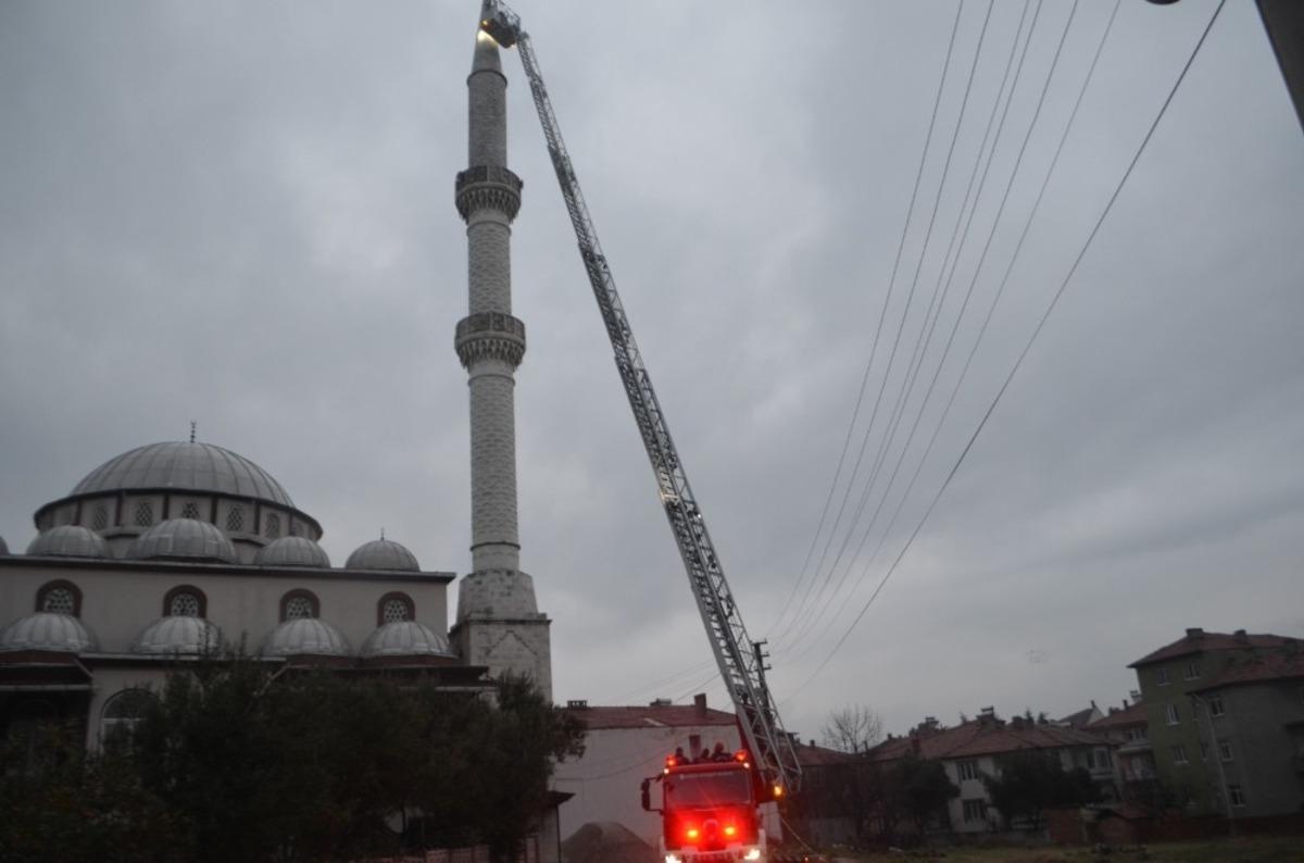 Depremde hasar g&ouml;ren cami ibadete kapatıldı