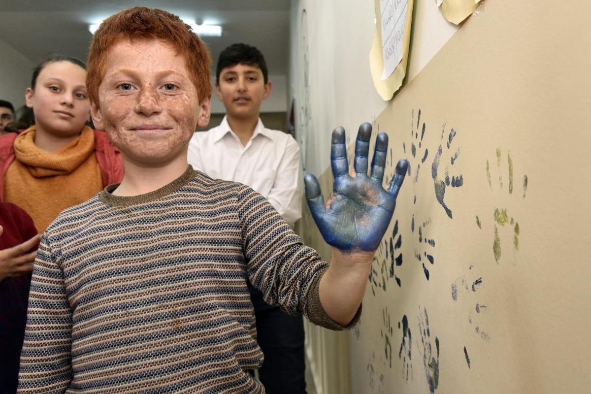 Vali Taşbilek k&ouml;y okulunda &ccedil;ocuklarla buluştu