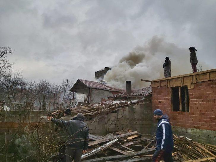 Kepsut’ta çatı yangını korkuttu G2