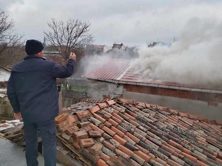 Kepsut’ta çatı yangını korkuttu G4