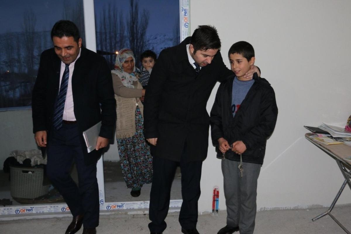 Hizan Kaymakamı Mustafa K&ouml;leoğlu, hane ziyaretlerinde bulundu