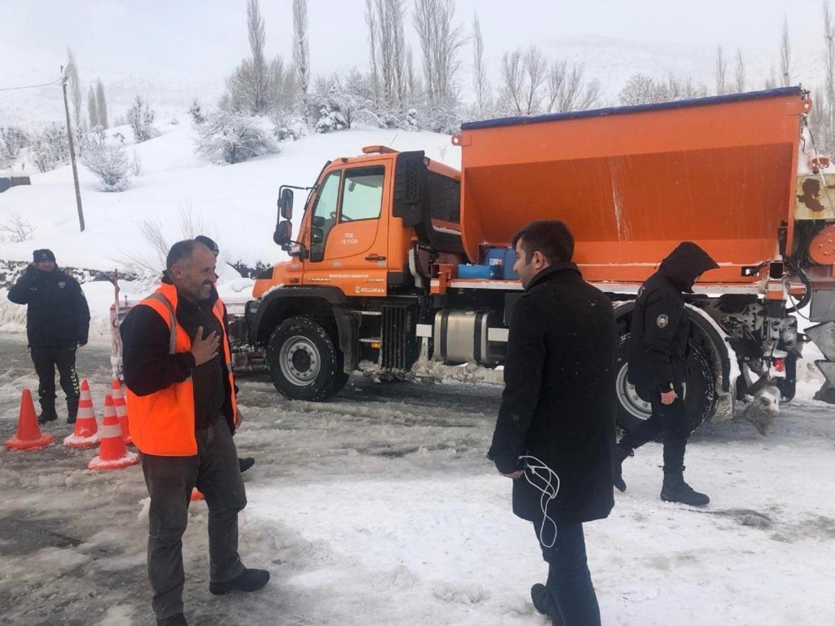 Hizan&rsquo;da karla m&uuml;cadele &ccedil;alışmaları aralıksız s&uuml;r&uuml;yor