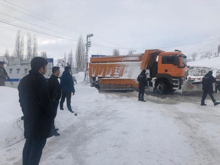 Hizan’da karla mücadele çalışmaları aralıksız sürüyor G2