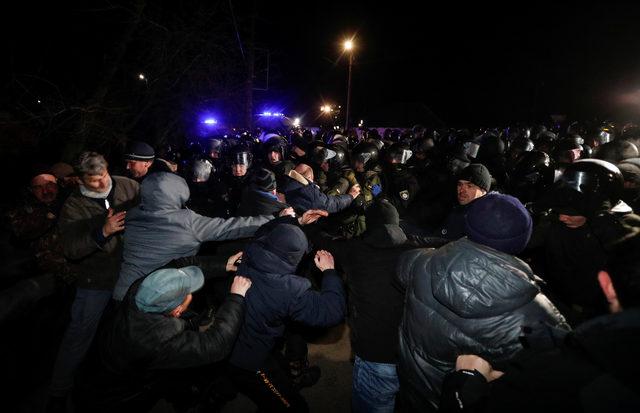 2020-02-20T175148Z_204786927_RC2H4F9JHREW_RTRMADP_3_CHINA-HEALTH-UKRAINE-PROTESTS