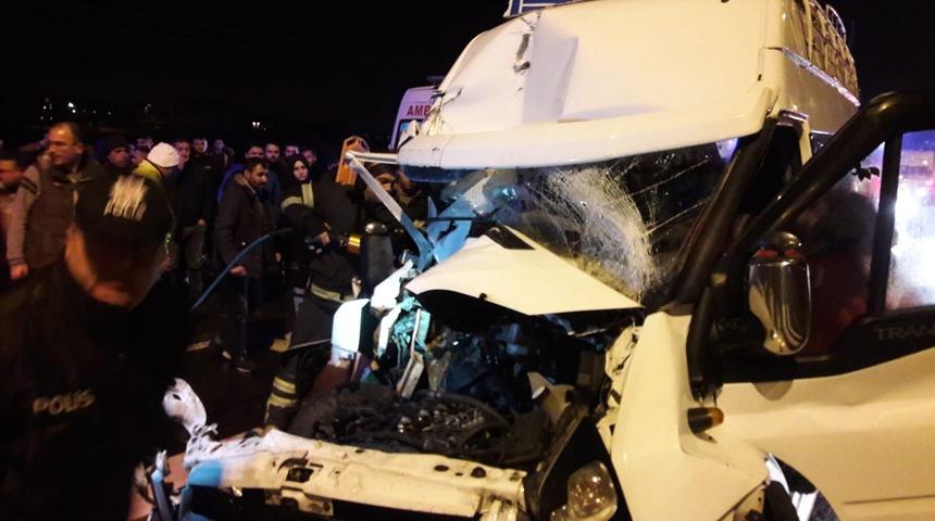 Aksaray'da tarım iş&ccedil;ilerini taşıyan minib&uuml;s TIR'a &ccedil;arptı: 12 yaralı