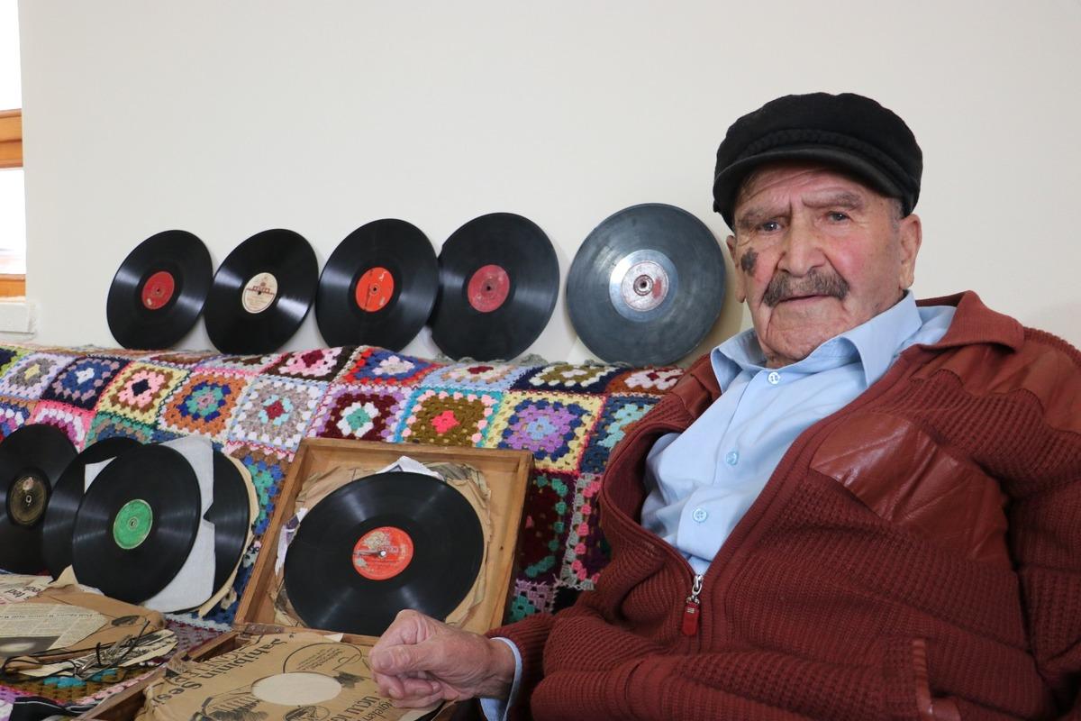 Tokatla başlayan plak koleksiyonuna g&ouml;z&uuml; gibi bakıyor