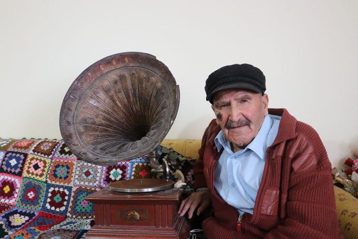 Tokatla başlayan plak koleksiyonuna gözü gibi bakıyor G3