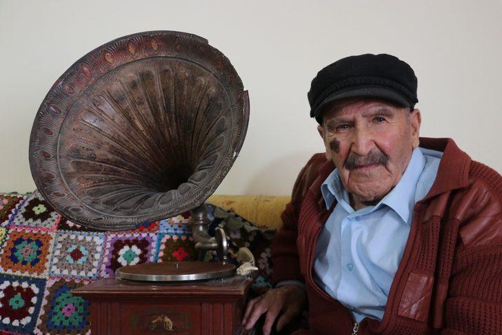 Tokatla başlayan plak koleksiyonuna gözü gibi bakıyor G4