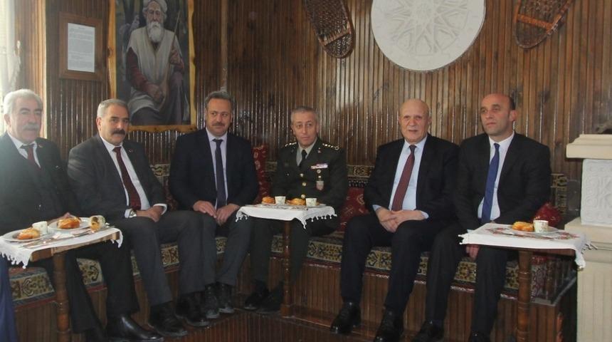 Başkan Pekmezci ve belediye meclis &uuml;yelerinden Garnizon Komutanına ş&uuml;kran ziyareti