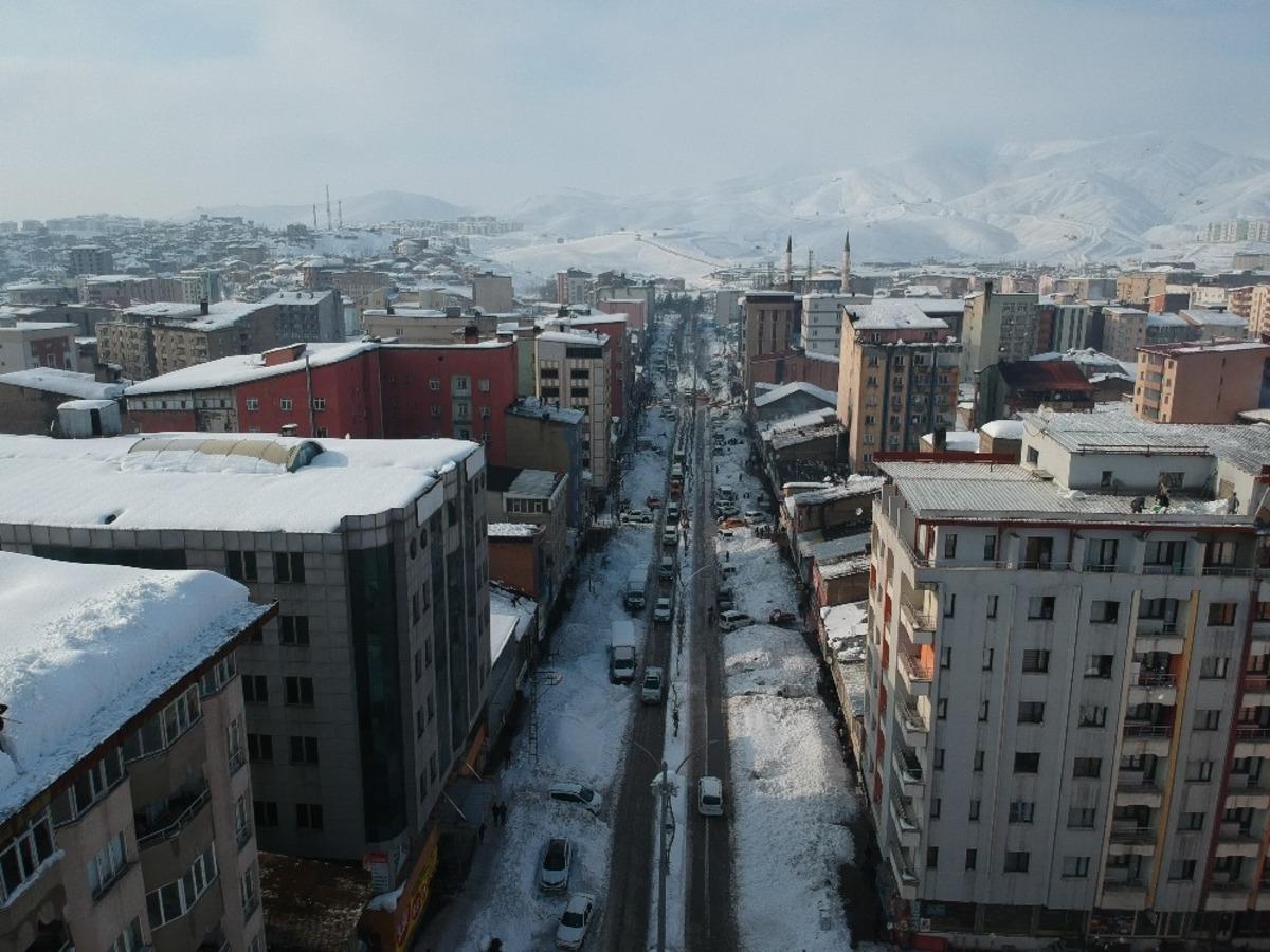 Y&uuml;ksekova merkezinden 5 bin kamyon kar &ccedil;ıkarılıp dereye d&ouml;k&uuml;ld&uuml;