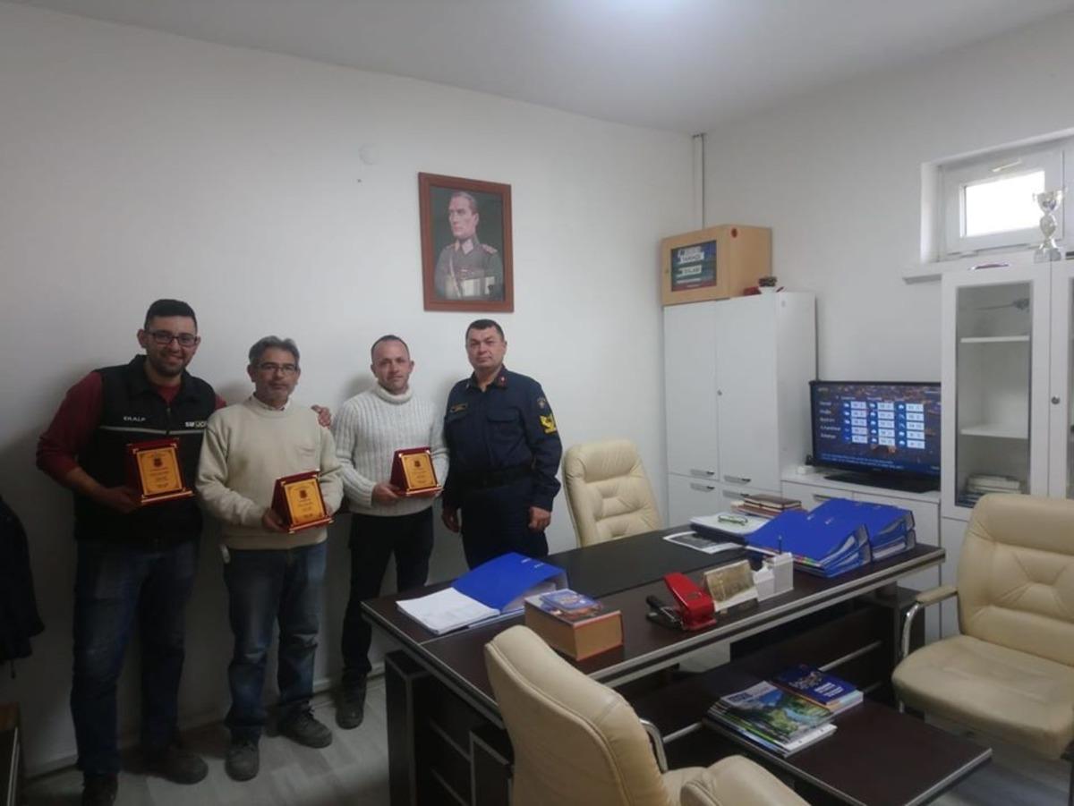 Jandarmadan belediye iş&ccedil;ilerine teşekk&uuml;r plaketi