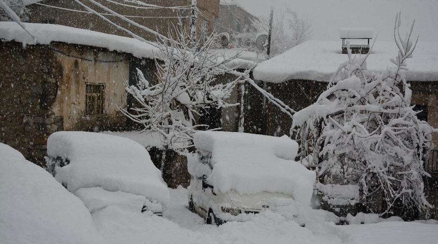 Hakkari&rsquo;de 44 yerleşim yeri ulaşıma kapandı