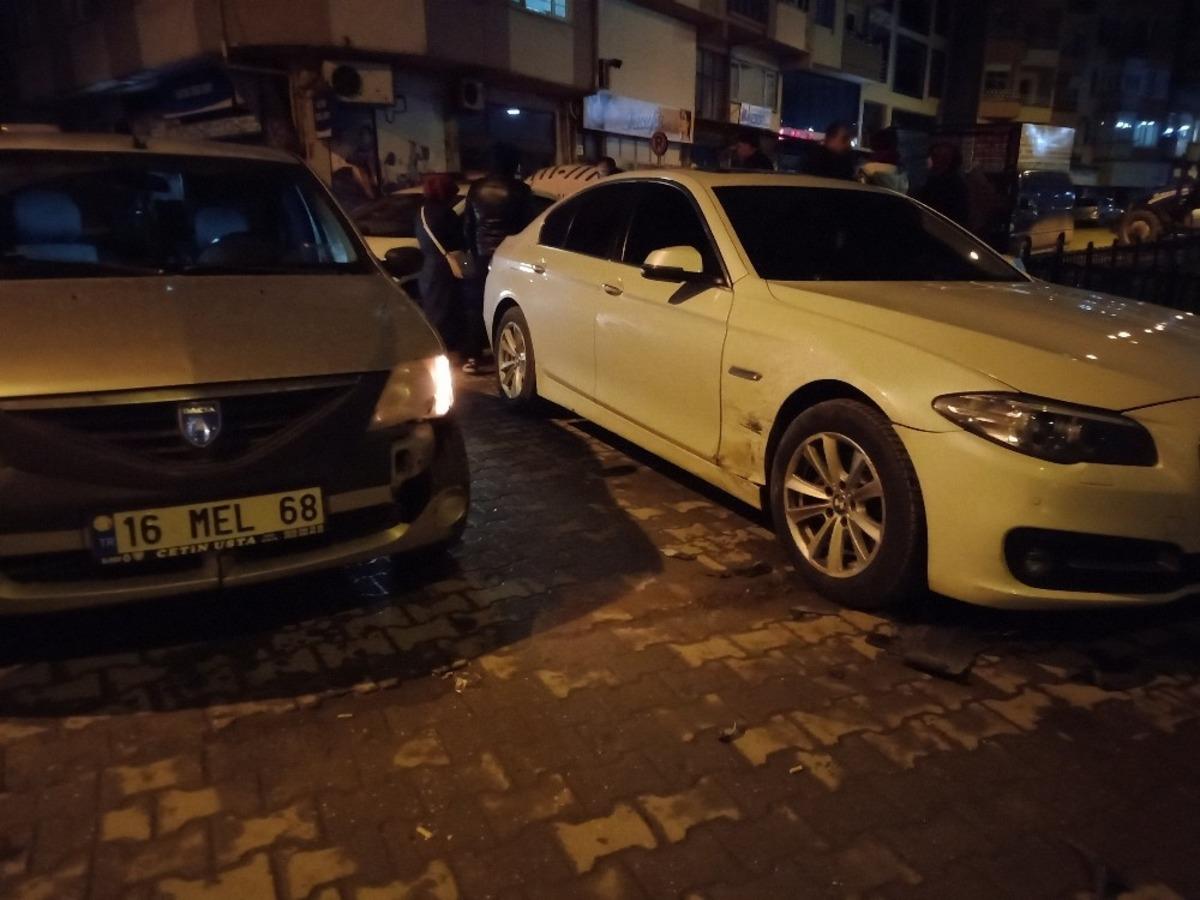 Alkoll&uuml; s&uuml;r&uuml;c&uuml; duran araca &ccedil;arptı