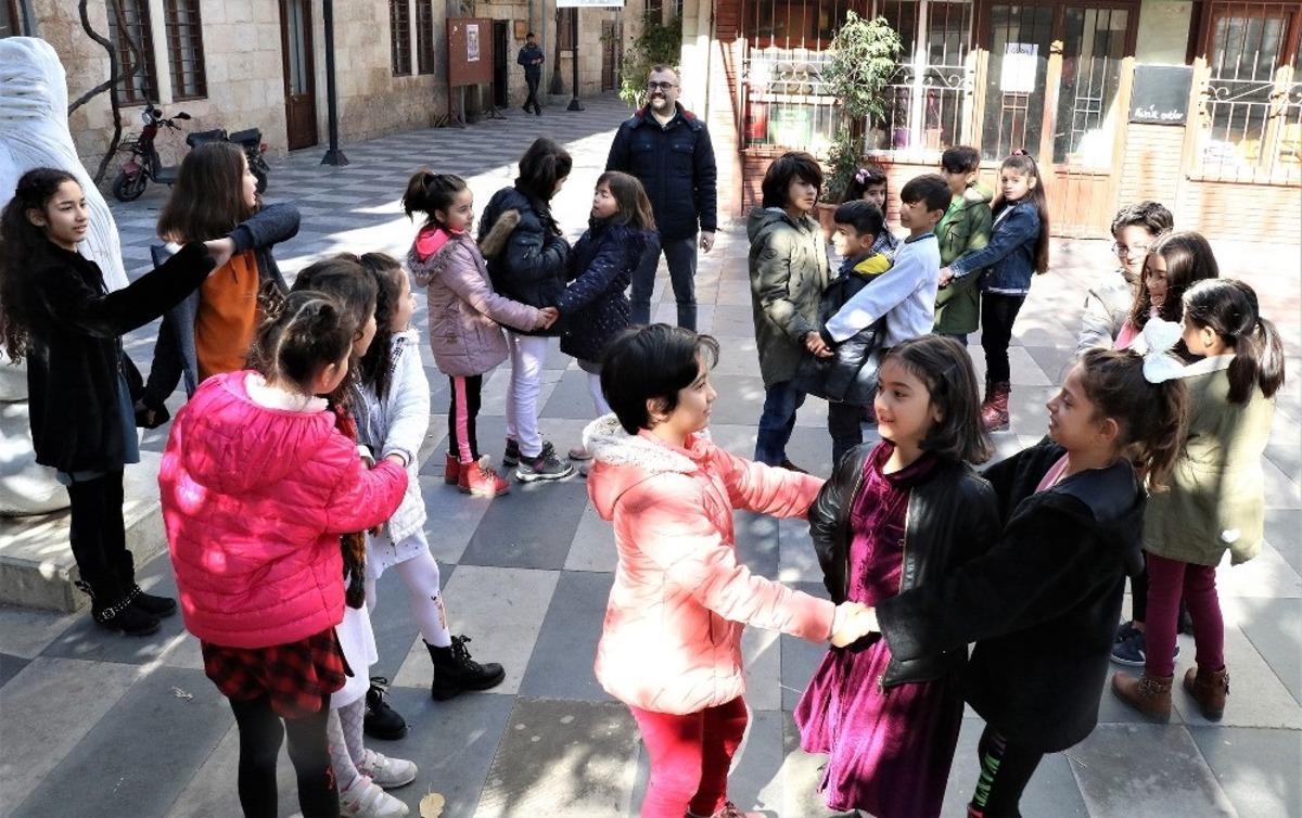 Drama eğitimi alan &ccedil;ocuklar, hayata farklı bakıyor