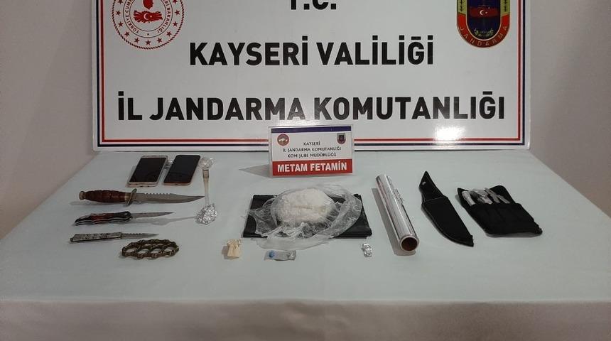 Kente uyuşturucu sokmak isteyenleri jandarma engelledi