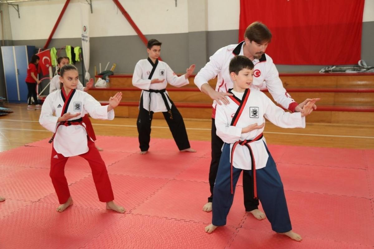 Şampiyon antren&ouml;r, şampiyon tekvandocular yetiştiriyor