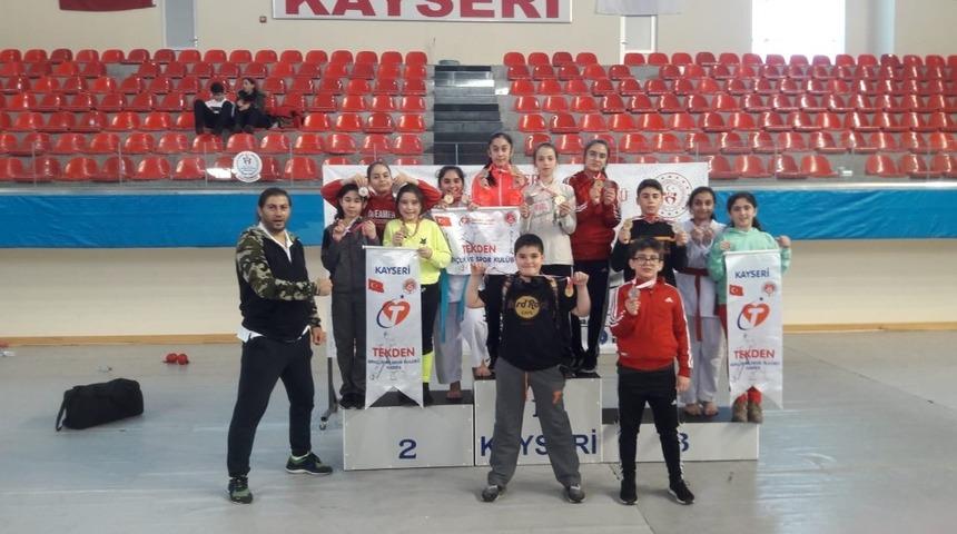 Tekden &ouml;ğrencileri karatede madalyaları topladı