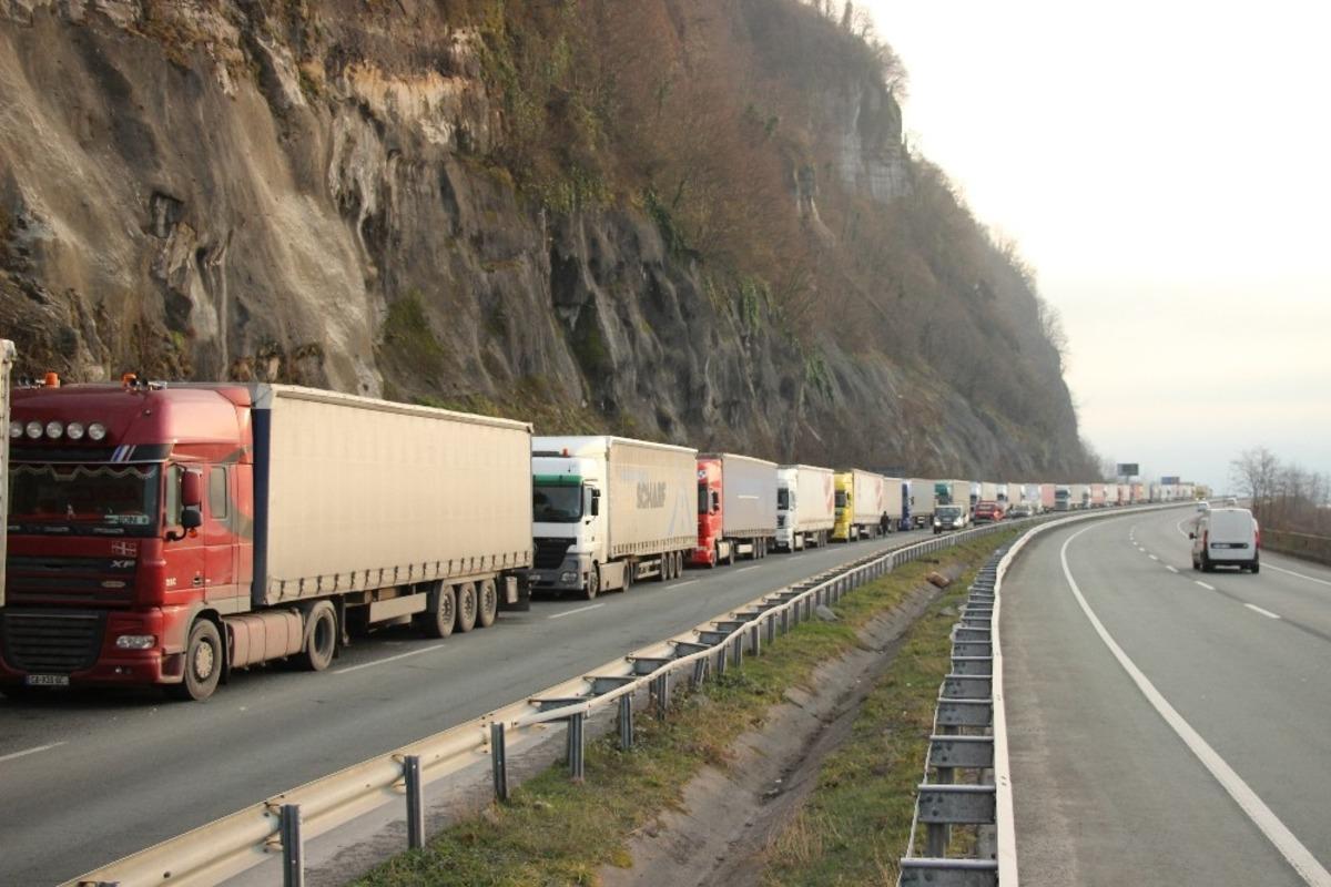 Sarp Sınır Kapısı&rsquo;ndaki TIR kuyruğu 12 km&rsquo;ye ulaştı