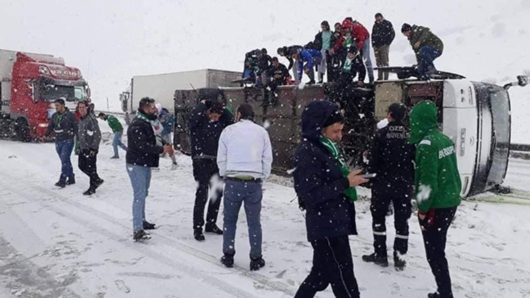 Bursaspor taraftarını taşıyan otob&uuml;s devrildi