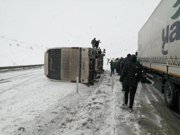 Bursaspor taraftarını taşıyan otobüs devrildi G5
