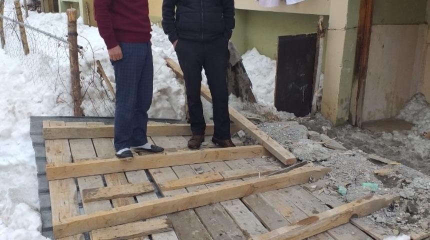 Kar kütlesinin ağırlığına dayanamayan bina girişi çöktü