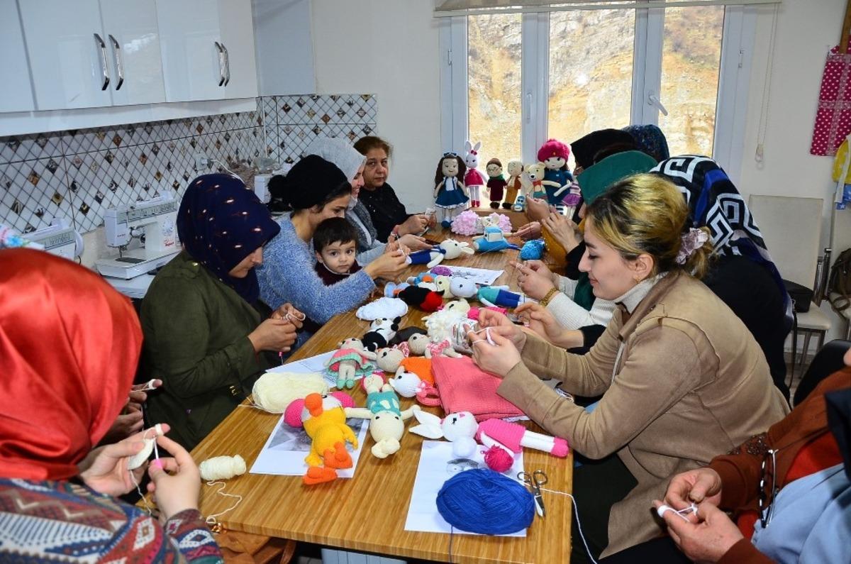 Uludere&rsquo;de kadınlar hem ev hanımı hem iş kadını