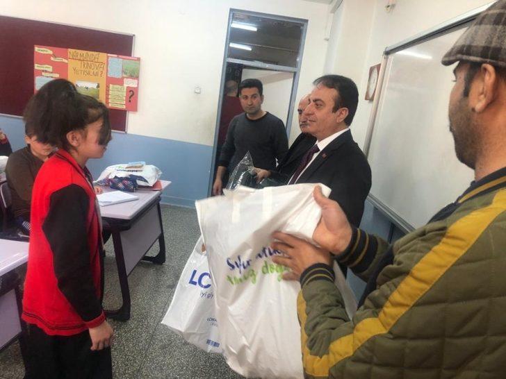 2 bin 200 öğrenciye karne hediyesi dağıttılar G3