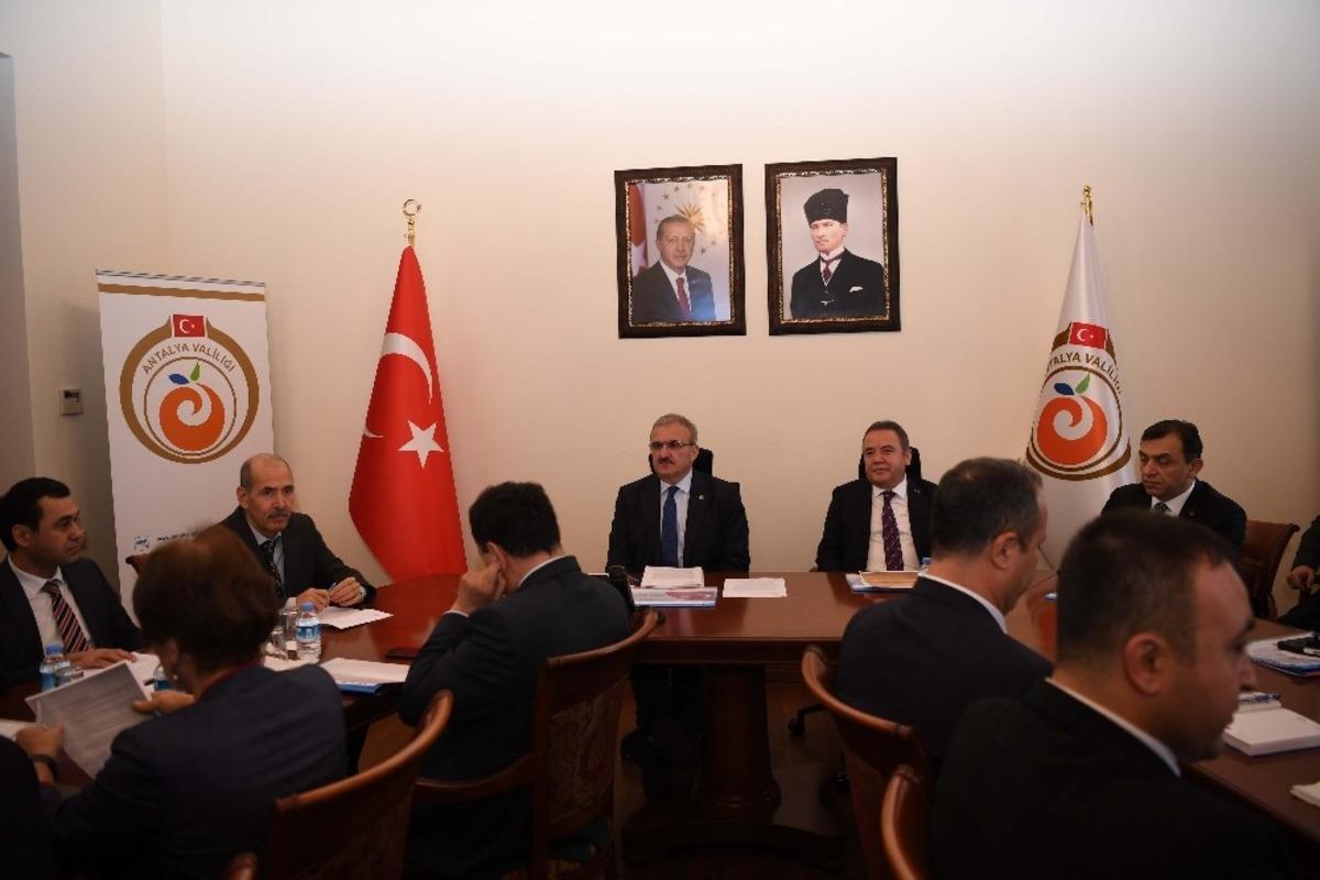 Vali Karaloğlu: "Antalya&rsquo;da 23 milyon kişi otob&uuml;se biniyor"