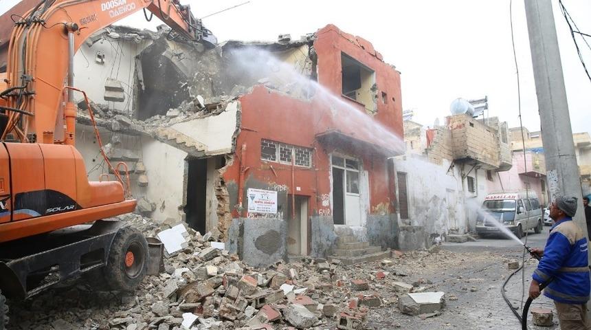 Haliliye&rsquo;de metruk yapıların yıkımına başlandı