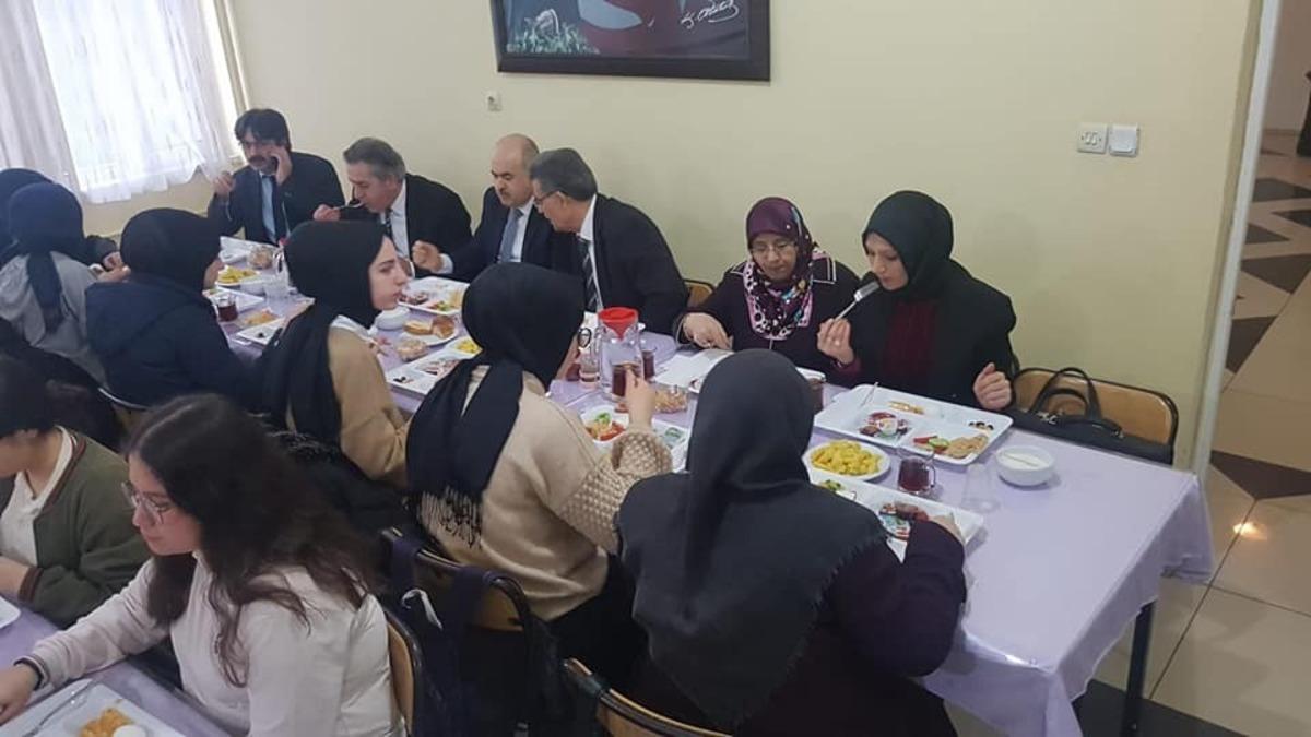 Eski Bakan G&uuml;&ccedil;l&uuml;, Arsal Anadolu Lisesi&rsquo;nden &ouml;ğrencilerle buluştu