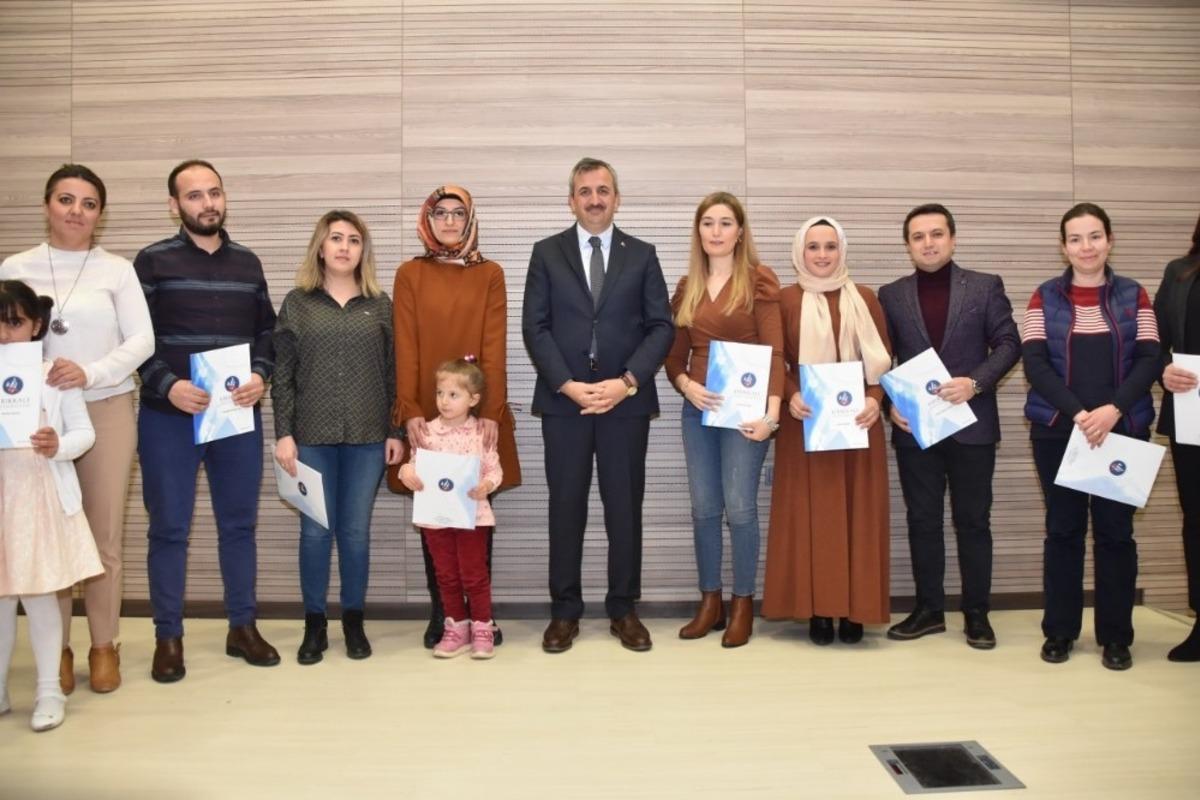 Vali Sezer: "Mesleğe başladıktan sonra k&ouml;relmemek gerekir"