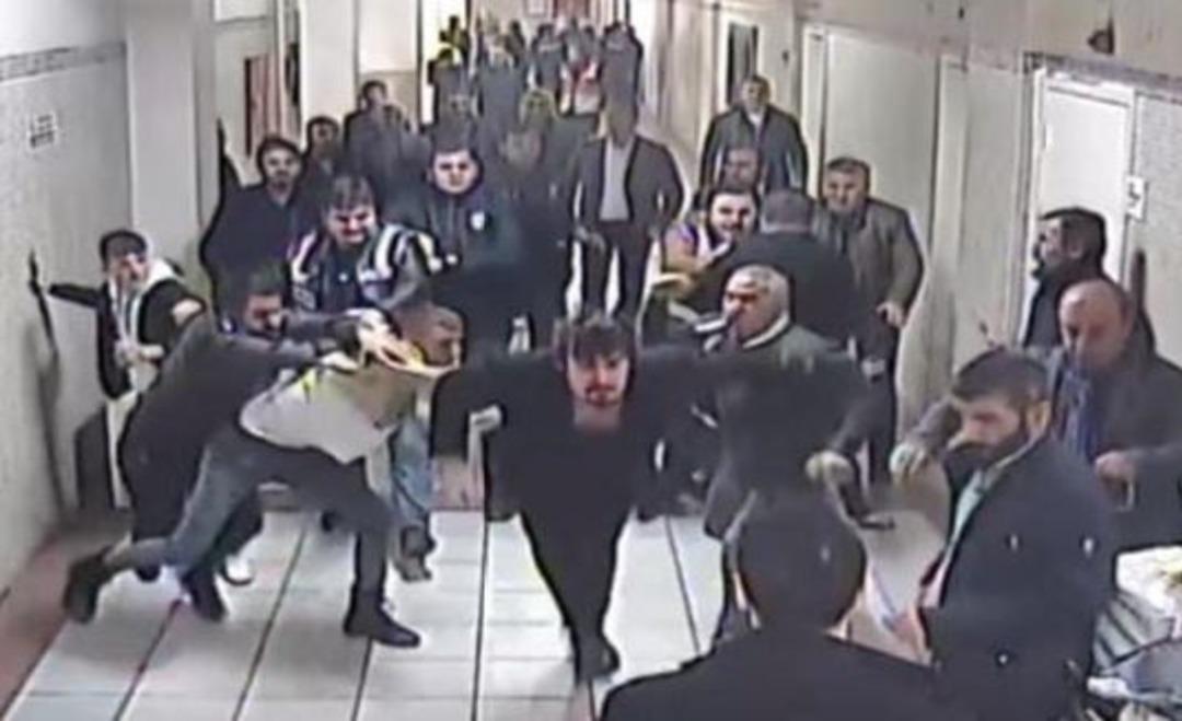 Bakırk&ouml;y Adliyesi'nde avukata darp! G&ouml;r&uuml;nt&uuml;ler ortaya &ccedil;ıktı