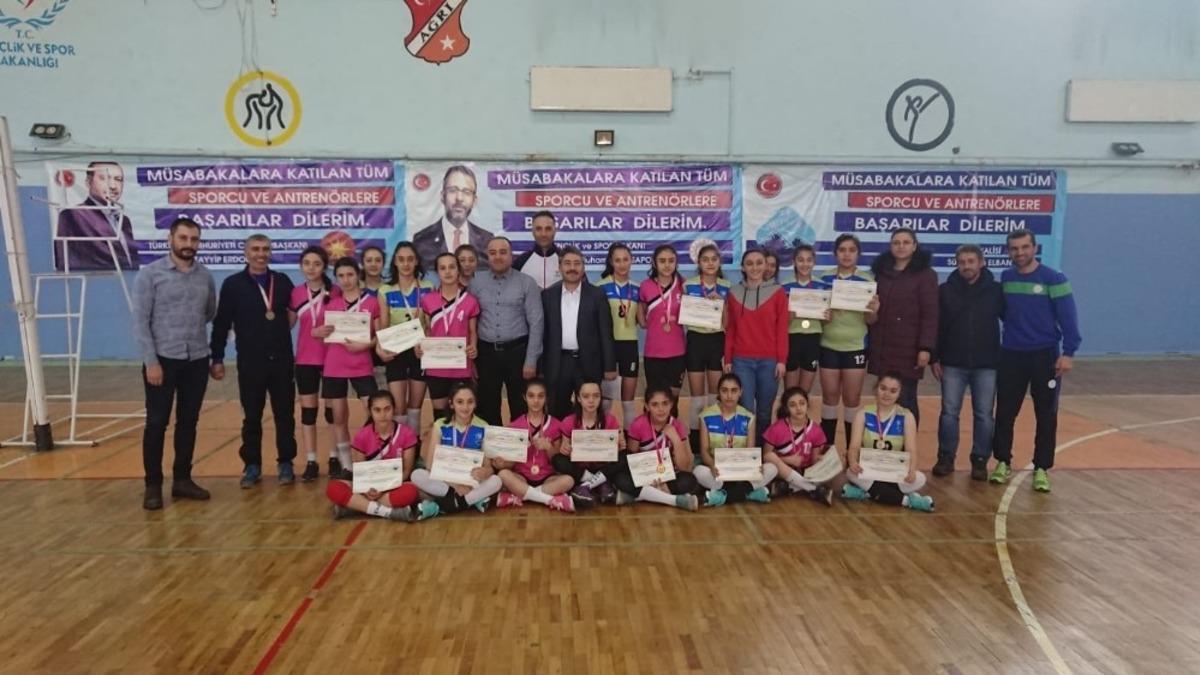 Ağrı&rsquo;da yıldızlar voleybol grup m&uuml;sabakaları sona erdi