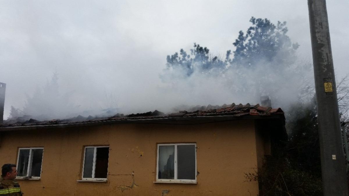 Bursa&rsquo;da metruk ev alevlere teslim oldu