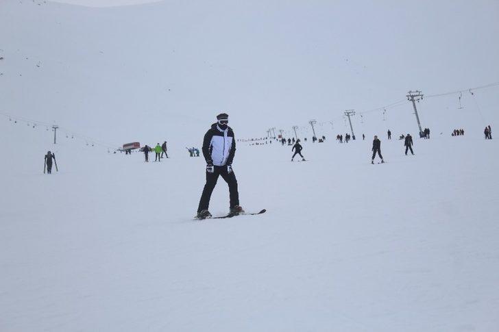 Van’da Türk bayraklı kayak gösterisi G4
