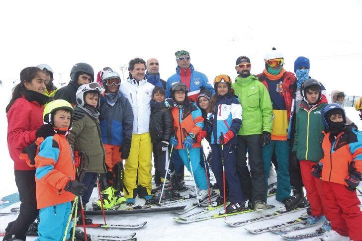 Van’da Türk bayraklı kayak gösterisi G5