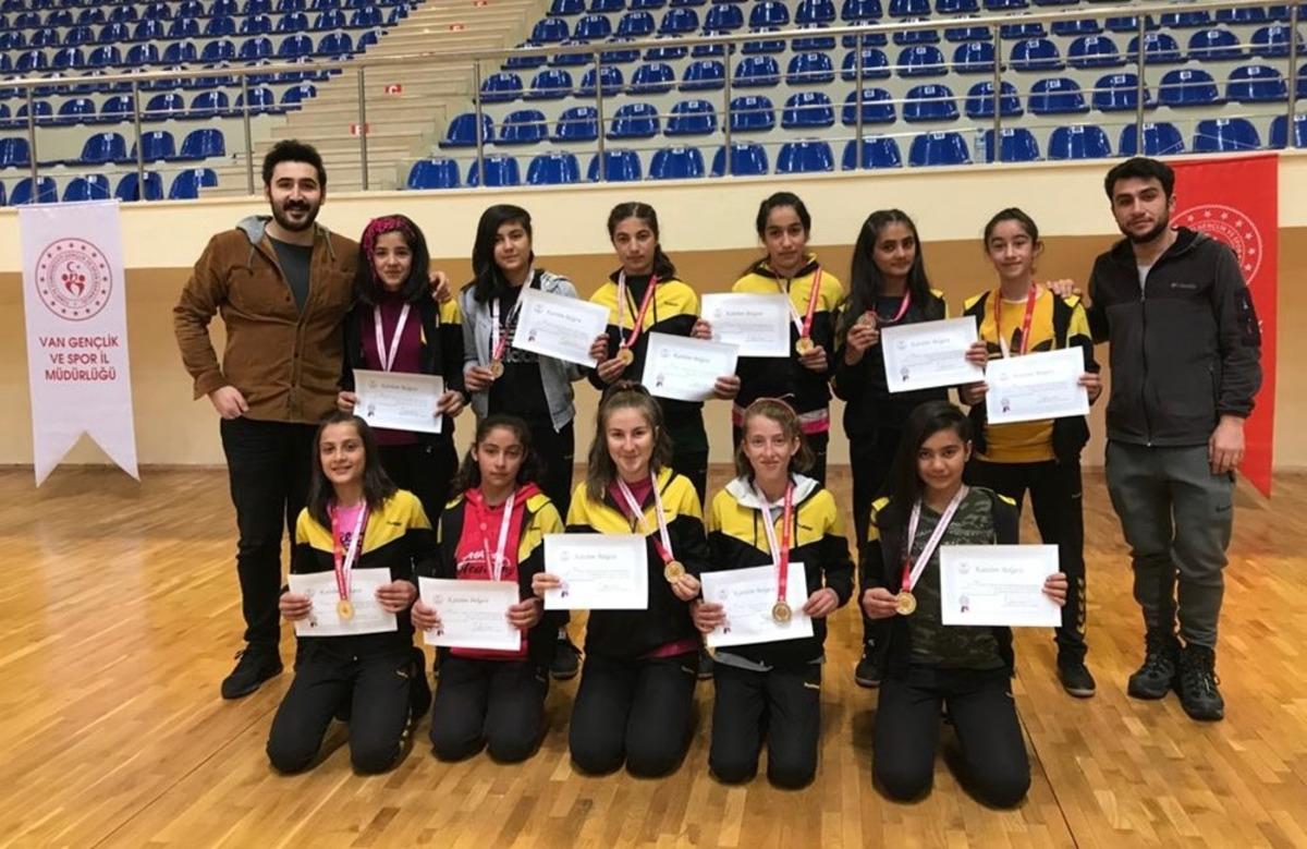 Kız &ouml;ğrenciler b&ouml;lge şampiyonu oldu