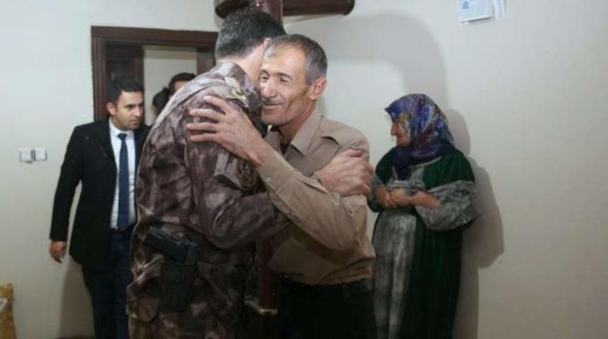 Hakkari Emniyet M&uuml;d&uuml;r&uuml; Aydın&rsquo;dan ev ziyareti